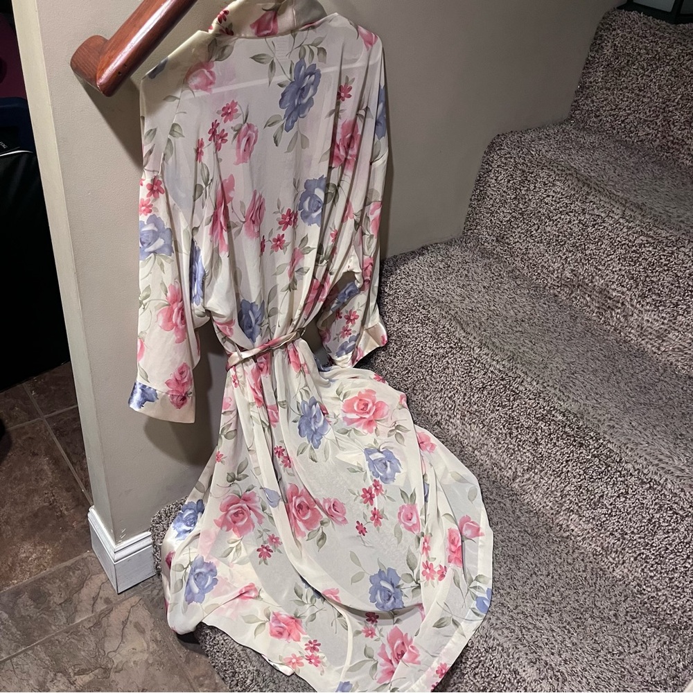 Floral Satin Lounge Robe - Picture 5 of 5
